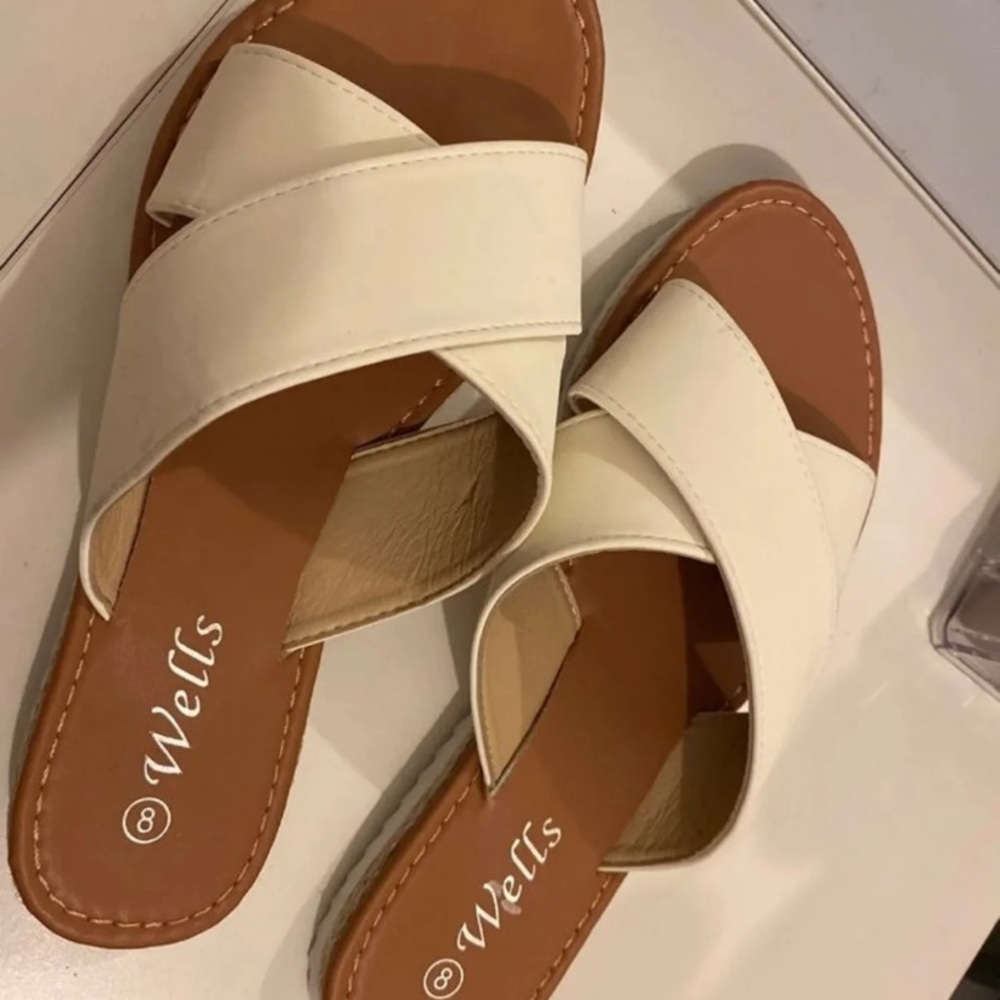 Sandals Size 8. Never worn